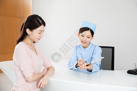 女病人在医院前台咨询图片