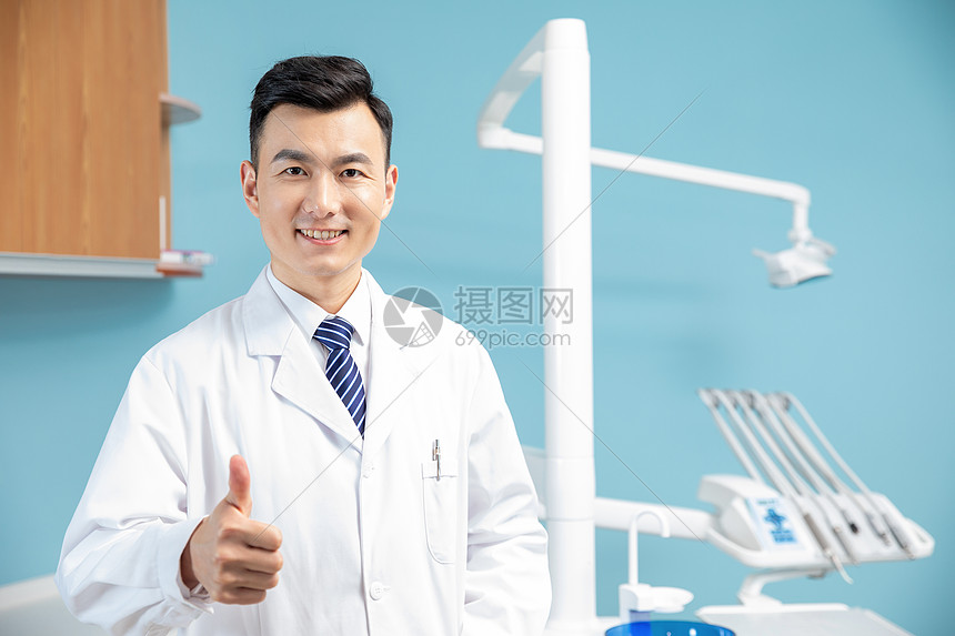 牙科诊所男医生图片