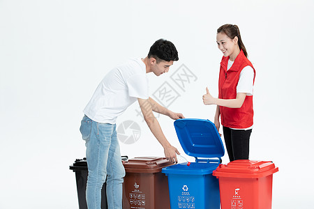 志愿者监督扔垃圾背景图片