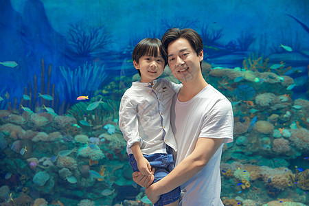 年轻父子参观海洋馆背景图片