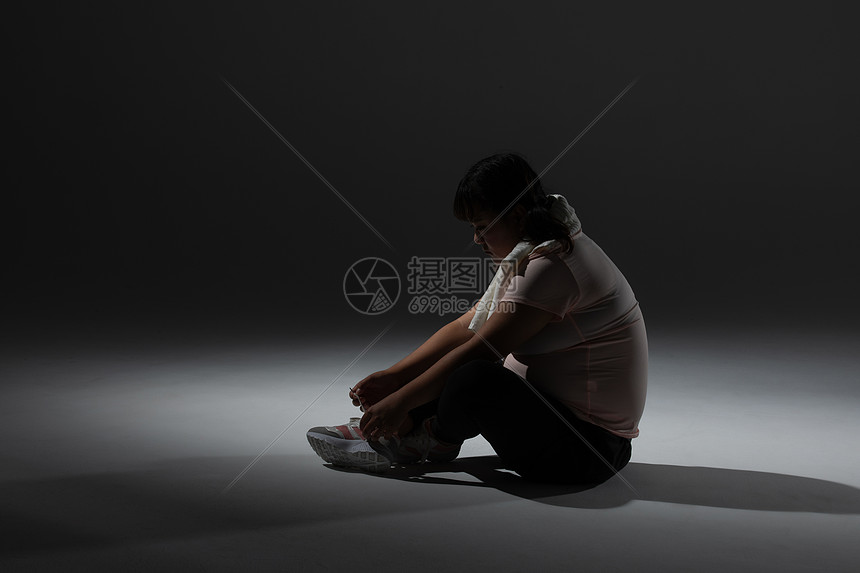 胖女孩坐着思考