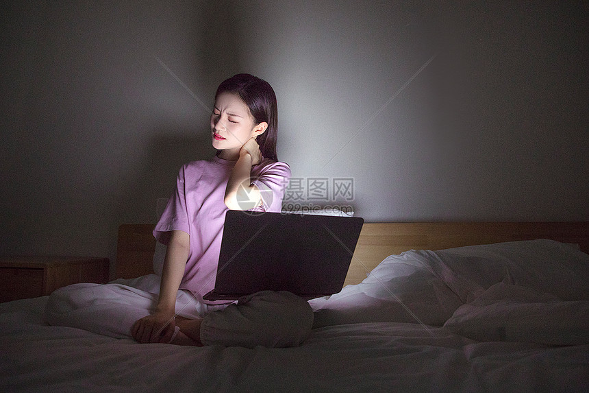 女性熬夜玩电脑图片