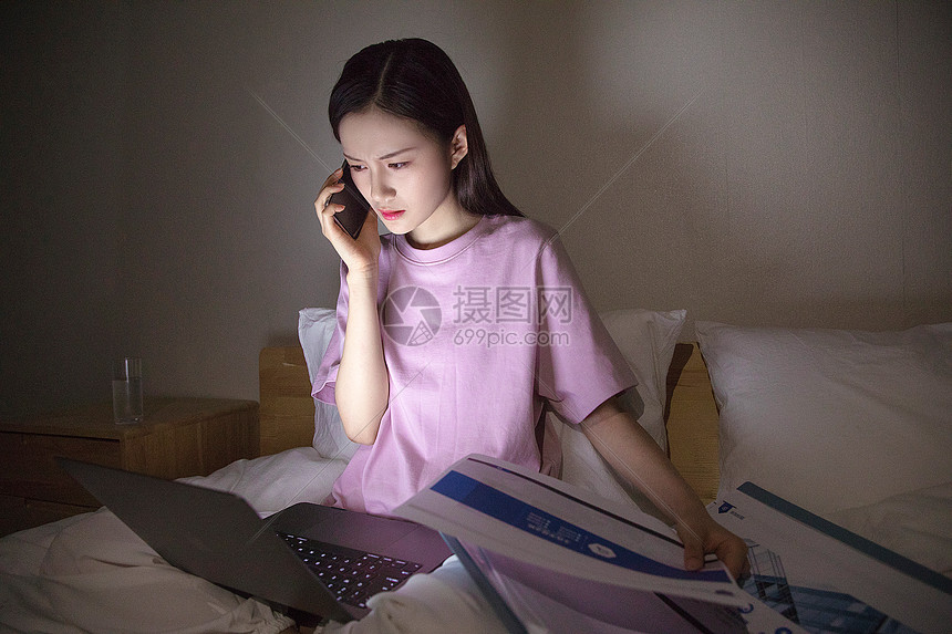 女性熬夜加班打电话图片