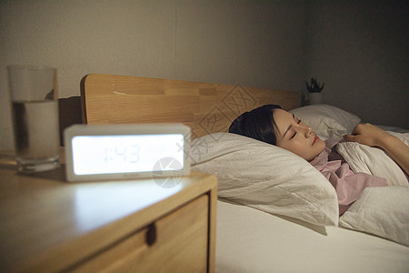 女性深夜睡眠居家高清图片素材