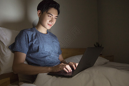 男性通宵玩电脑图片