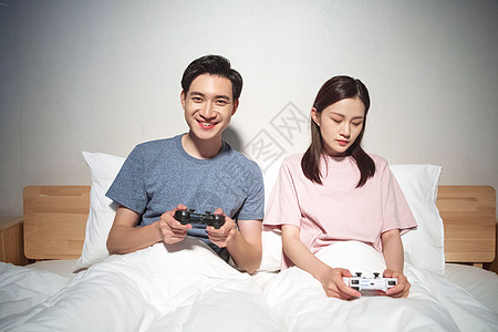 夫妻熬夜打游戏图片