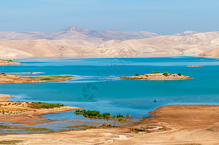 摩洛哥山区的湖背景图片