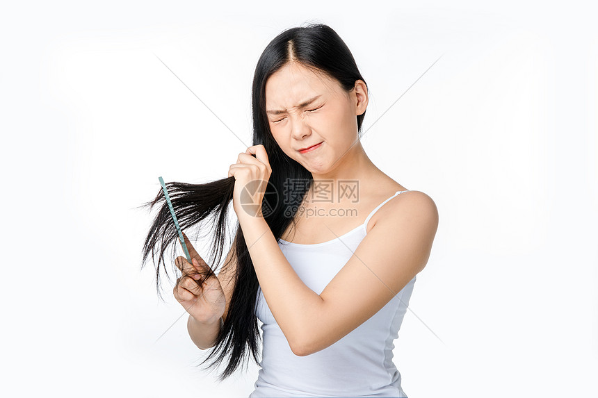 女性梳头烦恼图片