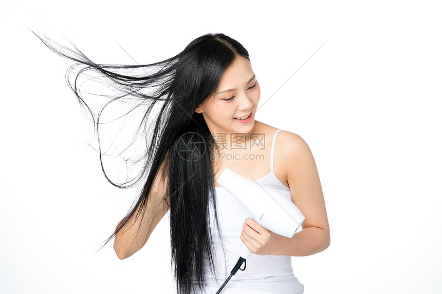 女性吹头发