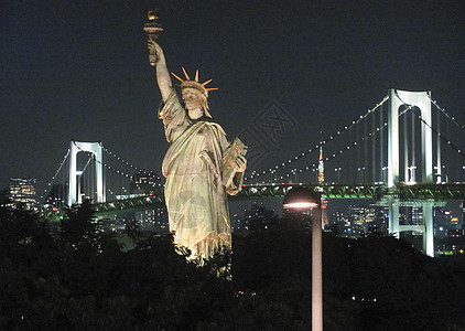 东京地标自由女神雕像和彩虹桥夜景背景