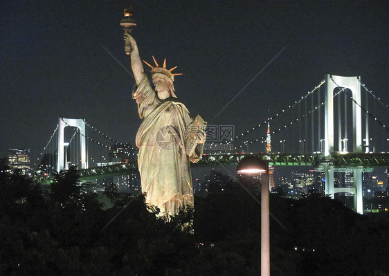 东京地标自由女神雕像和彩虹桥夜景图片