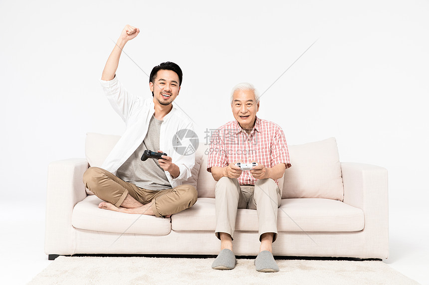老父亲和儿子玩游戏 图片