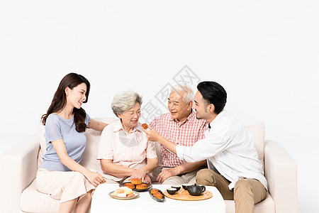 家庭聚会老年人吃东西高清图片