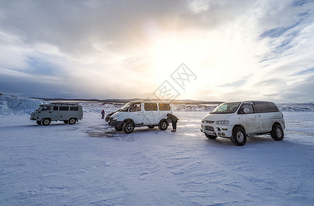 俄罗斯贝加尔湖冰湖车子背景图片