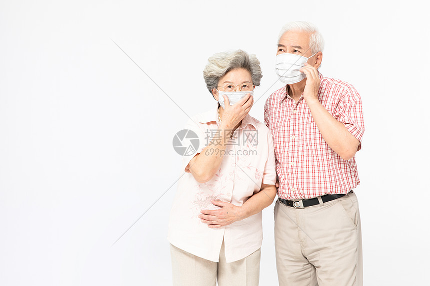老年夫妇戴口罩图片