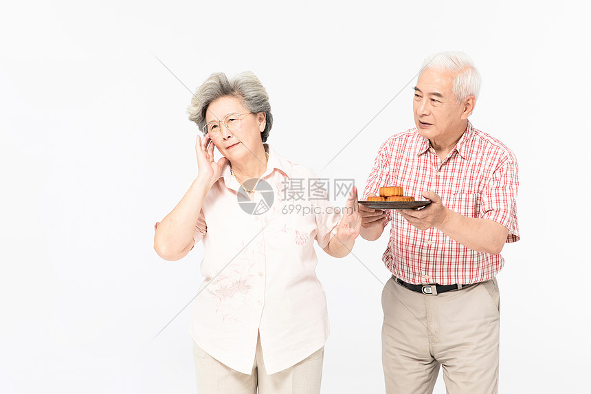 老年夫妇吃月饼图片