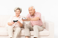 老年夫妇打游戏图片