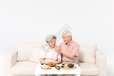 老人吃老年夫妻吃月饼背景