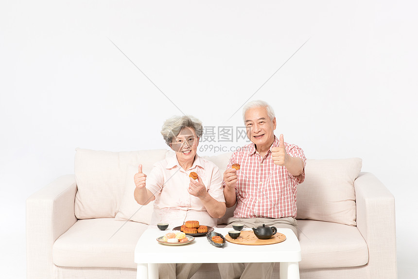 老年夫妻吃月饼图片