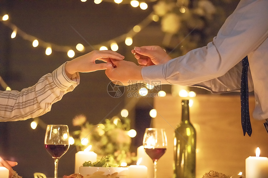 情侣烛光晚餐求婚