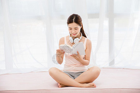 美女医生美女居家看书背景