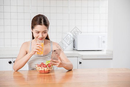 美女居家看手机美女居家早餐看手机背景