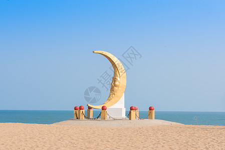 月亮雕塑沙滩公园高清图片