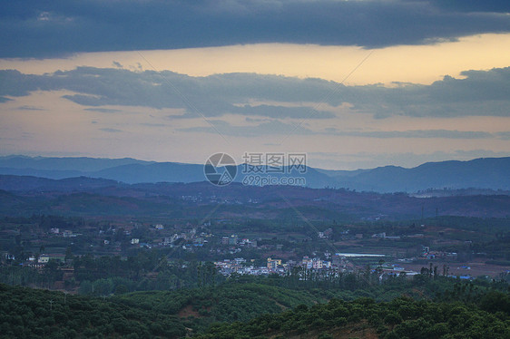 云南高原地区傍晚日落时的村庄图片