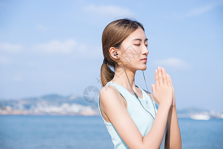 闭眼美女海边夏日美女运动背景