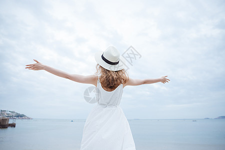 海滩背影夏日海边清新美女背影背景