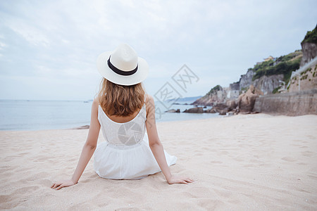 夏日海边清新美女背影图片