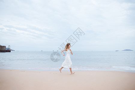 夏日跑步女孩夏日海边清新美女跑步背景