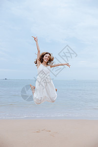 海边跳跃夏日海边清新美女跳跃背景