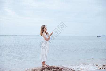 夏日海边清新美女听音乐图片