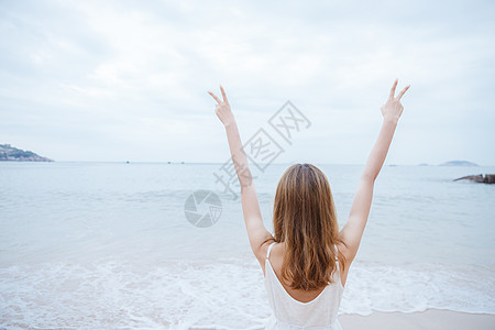 夏日旅游夏日海边清新美女背影背景