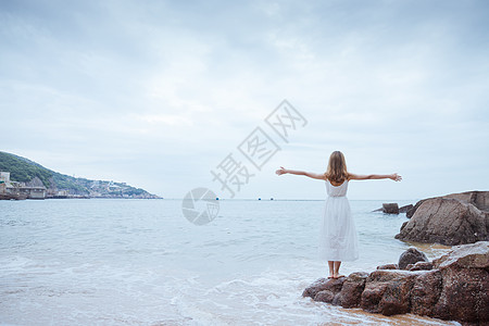 夏日海边清新美女背影图片