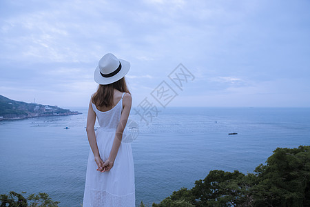 夏日美女夏日海边清新美女背影背景