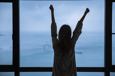 海边雨天年轻女性起床高清图片