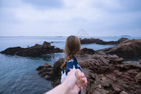 海边嬉戏海边和服美女背景