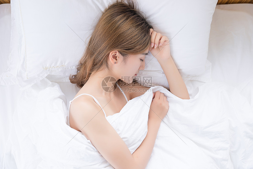 年轻女性睡觉图片