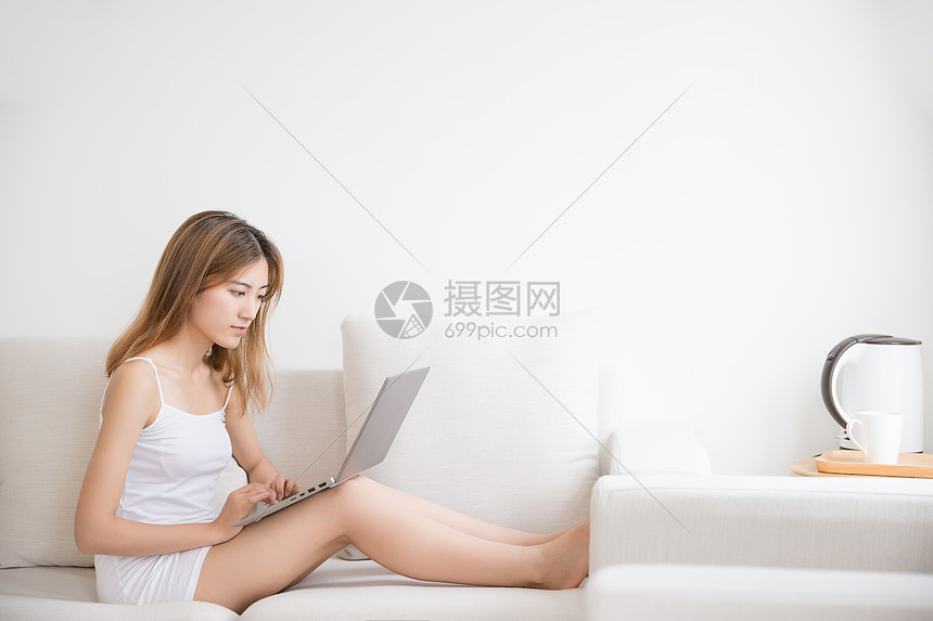 年轻女性沙发用电脑图片