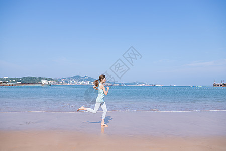 夏日跑步女孩夏日海边美女跑步背景