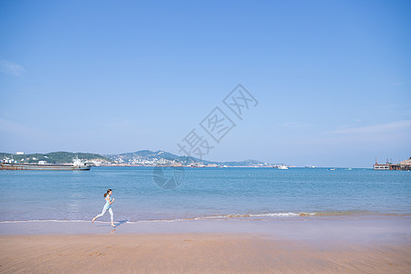 夏日海边美女跑步图片