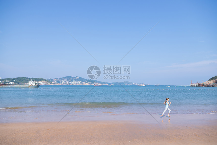 夏日海边美女跑步图片