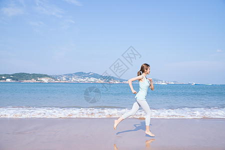 夏日跑步女孩夏日海边美女跑步背景