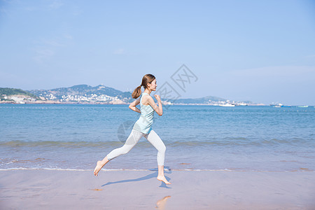 夏日跑步女孩夏日海边美女跑步背景