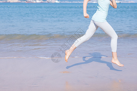 夏日跑步女孩夏日海边美女跑步特写背景