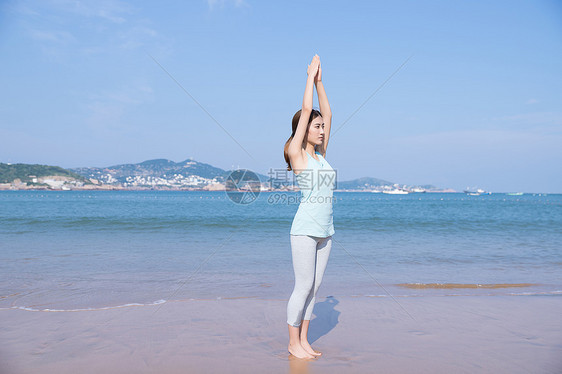 海边夏日美女瑜伽图片