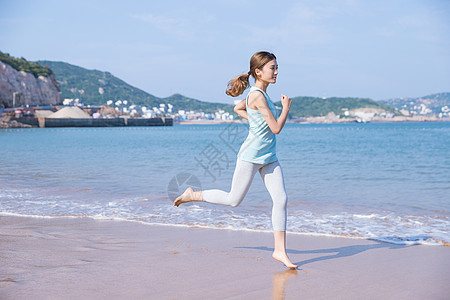 夏日跑步女孩夏日海边美女跑步背景