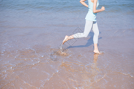 夏日海边美女跑步特写图片